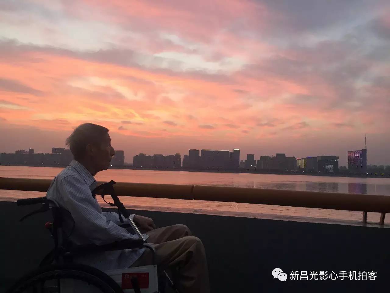 爆料网,光影描摹人间怅惘，银幕上演无数温情片段