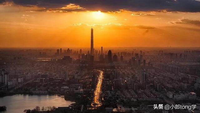 ww我的快乐在哪里,光影描摹落日街巷，画面治愈孤单低落灵魂