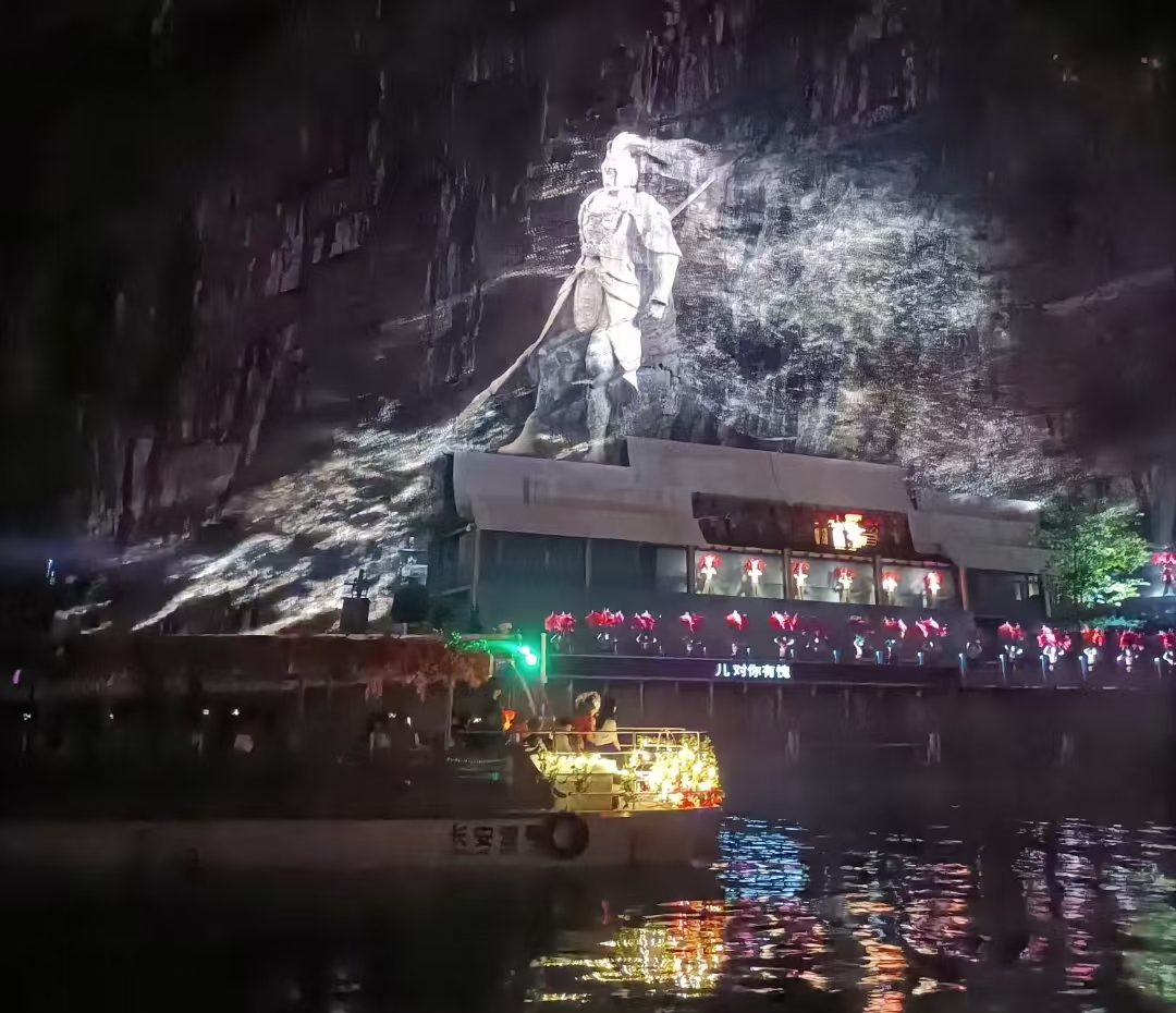 叔母を寝取る日语,光影构筑虚幻山河，观影暂离俗世喧嚣纷扰