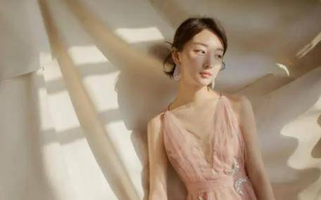 电影揭秘“伸进女同桌乳沟里摸爽了【透视软件教程分享】