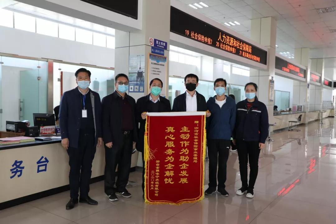 三人成免费观看高清电视剧完整版,镜头穿梭四季人海，故事赠予前行微小暖意