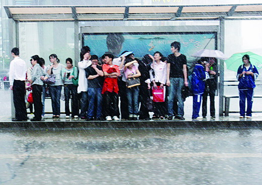 公交车站避雨：未解之谜与隐藏的秘密，揭开你不知道的背后故事！
