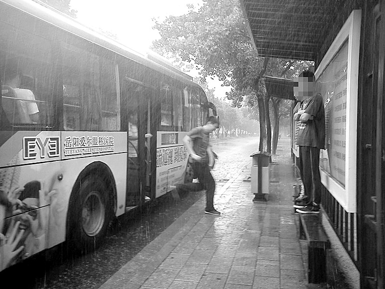 公交车站避雨：未解之谜与隐藏的秘密，揭开你不知道的背后故事！