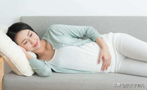 夜深人静时，侧睡的爸爸、抬腿的妈与熟睡的孩子之间，隐藏着怎样的秘密？