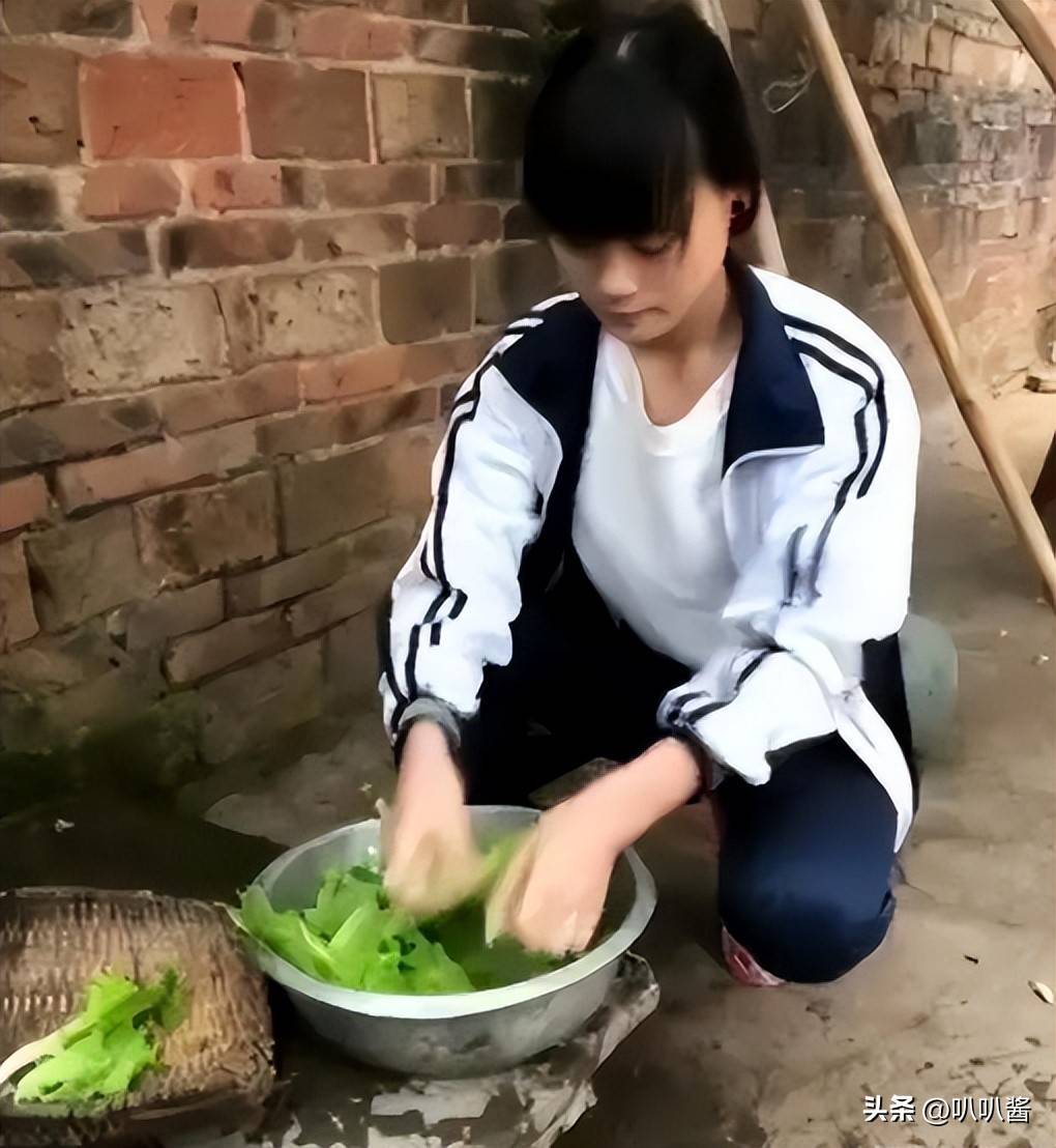 “当13岁女孩被迫下厨，父亲的真实意图让人不寒而栗！”