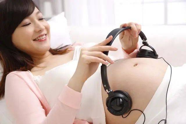 怀孕的秘密：她们在温泉旅馆里经历了什么？