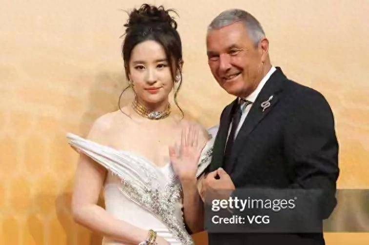“刘亦菲与外国男星亲密接触的神秘瞬间，背后竟藏着什么不为人知的秘密？”