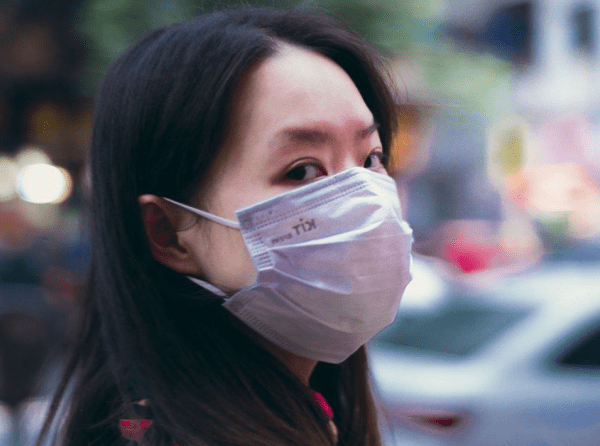 夏日记忆2女主戴口罩背后的秘密：她隐藏了什么？